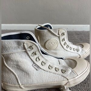 Minimalist White Canvas Sneakers